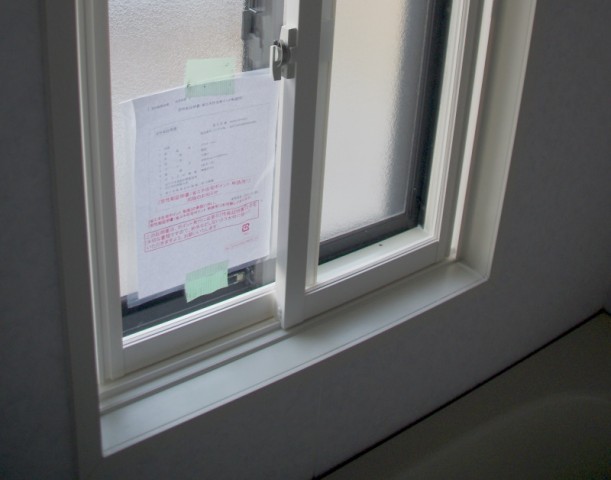 浴室の既存窓の内側にもう一枚サッシを追加した内窓設置例