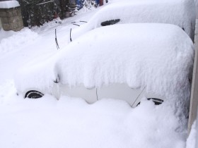 屋根のない駐車場で雪が降ると・・・